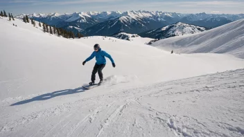 En snøbrettkjører i en bendslinga, med snødekte fjell i bakgrunnen.