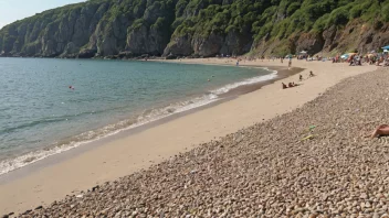 En idyllisk strandscene med en blanding av sand og småstein, perfekt for soling og bad.