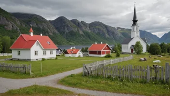 Et hvitt trehus med rødt tak og en kirke i bakgrunnen