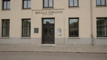 En regjeringsbygning eller en organisasjons hovedkontor med en skilt som leser 'Særlovorgan'.