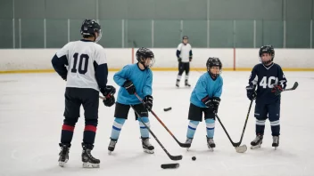 Unge ishockeyspillere under trening på en ishockeyskole.