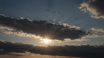 En mørknet himmel med skyer som dekker solen.