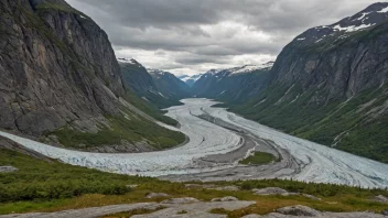 Et pittoreskt dal omgitt av fjell og en isbre i det fjerne.