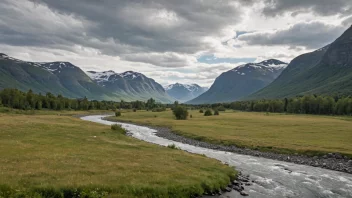 Et naturskjønt landskap av Steinsdalen med fjell og daler