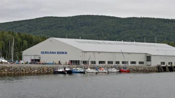 En fabrikkbygning som produserer seilduk, et slitesterkt tekstilmateriale som vanligvis brukes til seilbåter og annen utendørsutstyr.