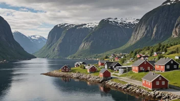 Et pittoreskt landskap i Norge med tradisjonelle hus og en fjord.