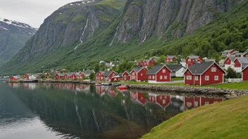 En malerisk landsby i Norge med tradisjonelle hus og en fjord i bakgrunnen.