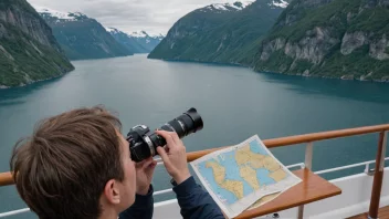 En glad turist på et cruiseskip, som nyter utsikten over en vakker fjord.