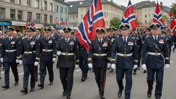 En gruppe veteraner i uniform, marsjerer i en parade, med et norsk flagg i bakgrunnen.