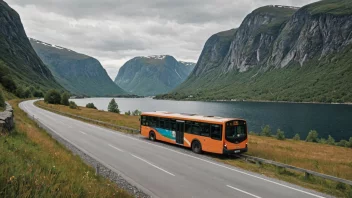 Et lokalt buss kjører gjennom et snødekt landskap i Norge.