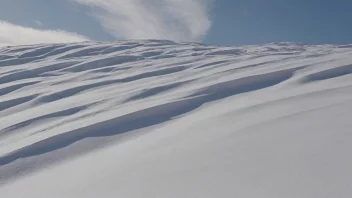 En enorm snøskavl i fjellet