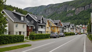 En stille boliggate i Norge med hus og leiligheter