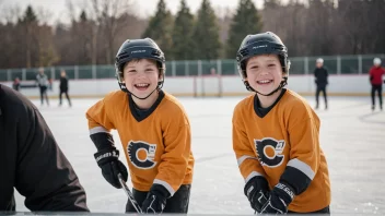 En ung gutt som spiller ishockey på en utendørs isbane.