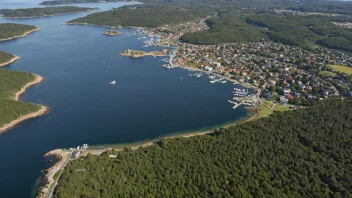 Flyfoto av Staverns, en sjarmerende kystby i Norge.