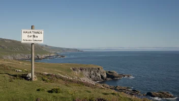 Et naturskjønt kystlandskap med hvaler i sitt naturlige habitat, med en tydelig indikasjon av navnet 'Hvalstrands'.