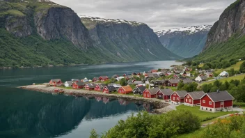 En idyllisk fjordbygd i Norge med tradisjonelle hus og en storslagen fjordlandskap