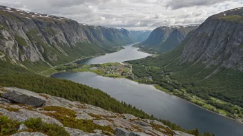 Et fredelig landskap av Munkvoll med rullende åser og trær