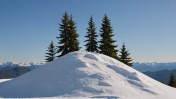 En liten snesa på toppen av et fjell