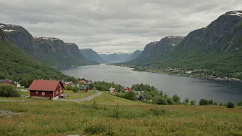 Et fredelig norsk landskap med en liten landsby eller by i bakgrunnen.