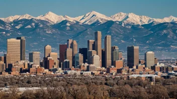 Et panoramabilde av Denver, Colorado, med byens silhuett og Rocky Mountains i bakgrunnen.