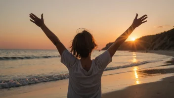 En person som nyter livets gleder på en strand ved solnedgang.