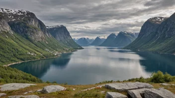 Et vakkert landskap av Tomrefjords i Norge.