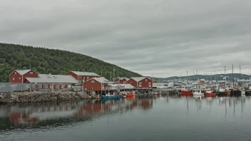 Et fiskeforedlingsanlegg i Norge, med en skilt som viser navnet og en travel havn i bakgrunnen.