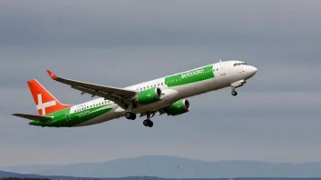 Et Widerøe-fly på rullebanen, med et naturskjønt norsk landskap i bakgrunnen.